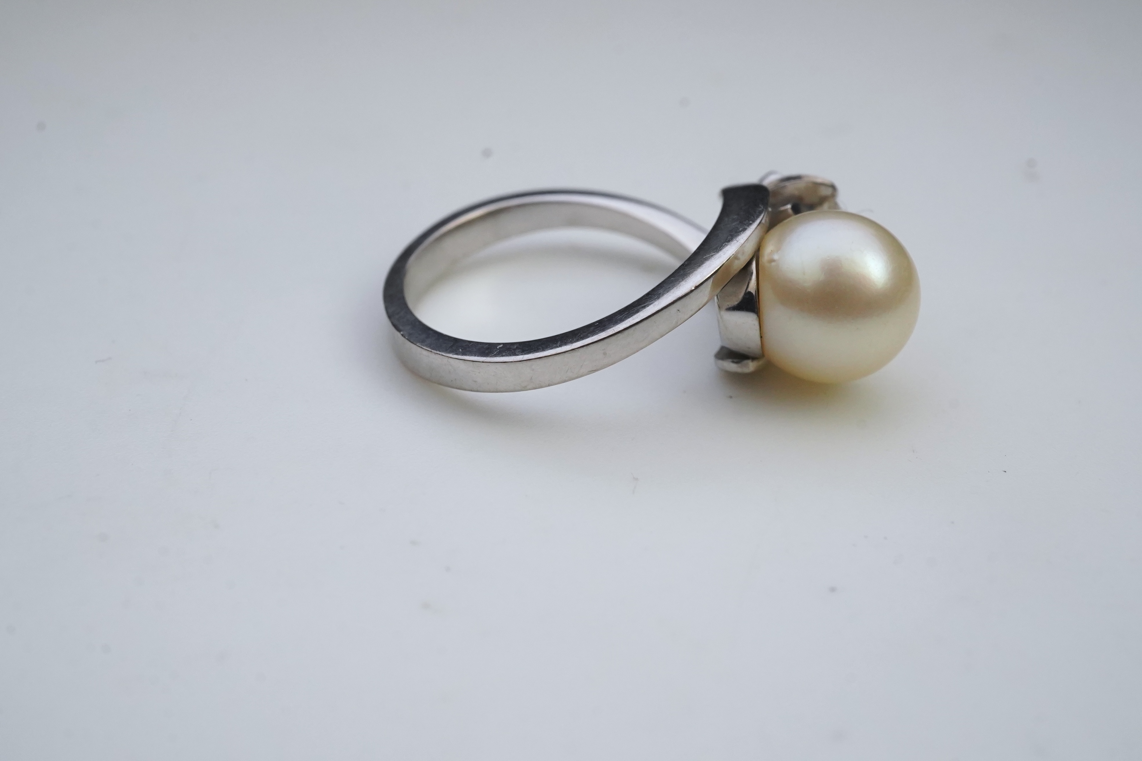 A cultured pearl and diamond toi-et-moi ring